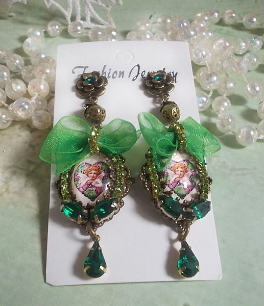 BO Coeur d'Anges laget med forst&oslash;rrende cabochoner, organzab&aring;nd, forskjellige tilbeh&oslash;r og krystaller