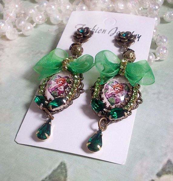 BO Coeur d'Anges laget med forst&oslash;rrende cabochoner, organzab&aring;nd, forskjellige tilbeh&oslash;r og krystaller