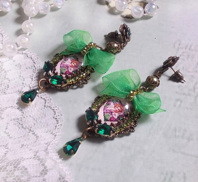 BO Coeur d'Anges laget med forst&oslash;rrende cabochoner, organzab&aring;nd, forskjellige tilbeh&oslash;r og krystaller