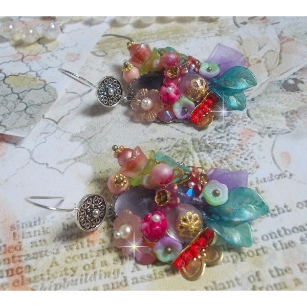 BO Springtime Chic Wreath laget med forskjellige blomster, Murano perler, krystaller, forskjellige tilbeh&oslash;r og &oslash;rekroker i s&oslash;lv 925/1000