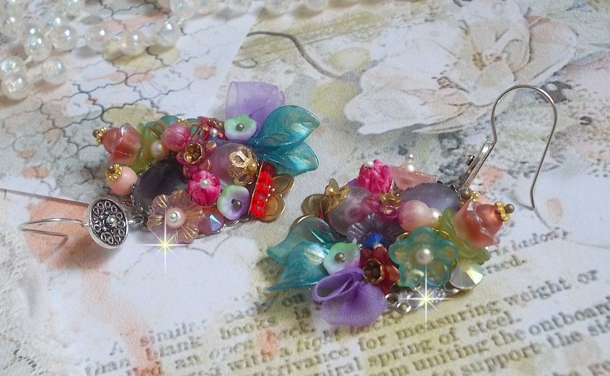 BO Springtime Chic Wreath laget med forskjellige blomster, Murano perler, krystaller, forskjellige tilbehør og ørekroker i sølv 925/1000
