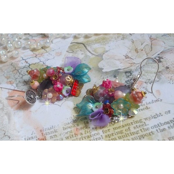BO Springtime Chic Wreath laget med forskjellige blomster, Murano perler, krystaller, forskjellige tilbehør og ørekroker i sølv 925/1000