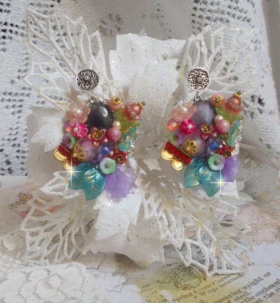 BO Springtime Chic Wreath laget med forskjellige blomster, Murano perler, krystaller, forskjellige tilbeh&oslash;r og &oslash;rekroker i s&oslash;lv 925/1000