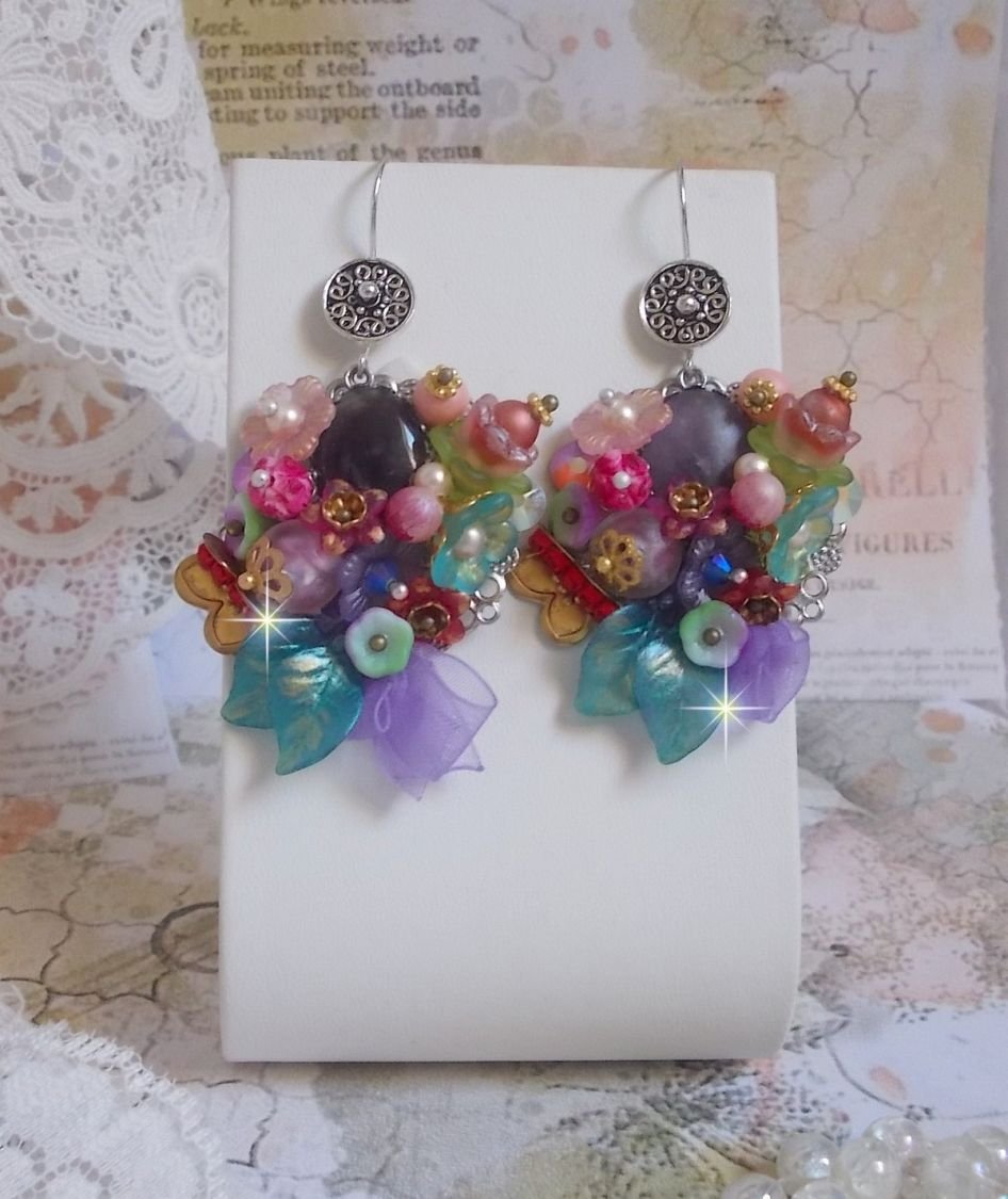 BO Springtime Chic Wreath laget med forskjellige blomster, Murano perler, krystaller, forskjellige tilbehør og ørekroker i sølv 925/1000