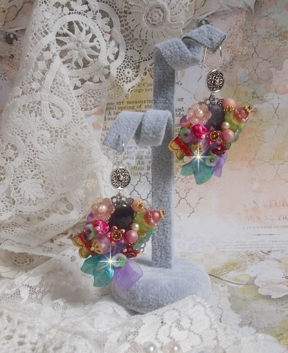 BO Springtime Chic Wreath laget med forskjellige blomster, Murano perler, krystaller, forskjellige tilbehør og ørekroker i sølv 925/1000