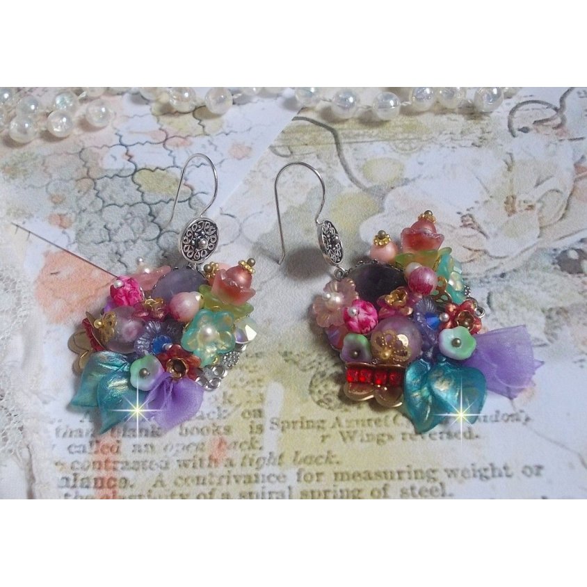 BO Springtime Chic Wreath laget med forskjellige blomster, Murano perler, krystaller, forskjellige tilbehør og ørekroker i sølv 925/1000