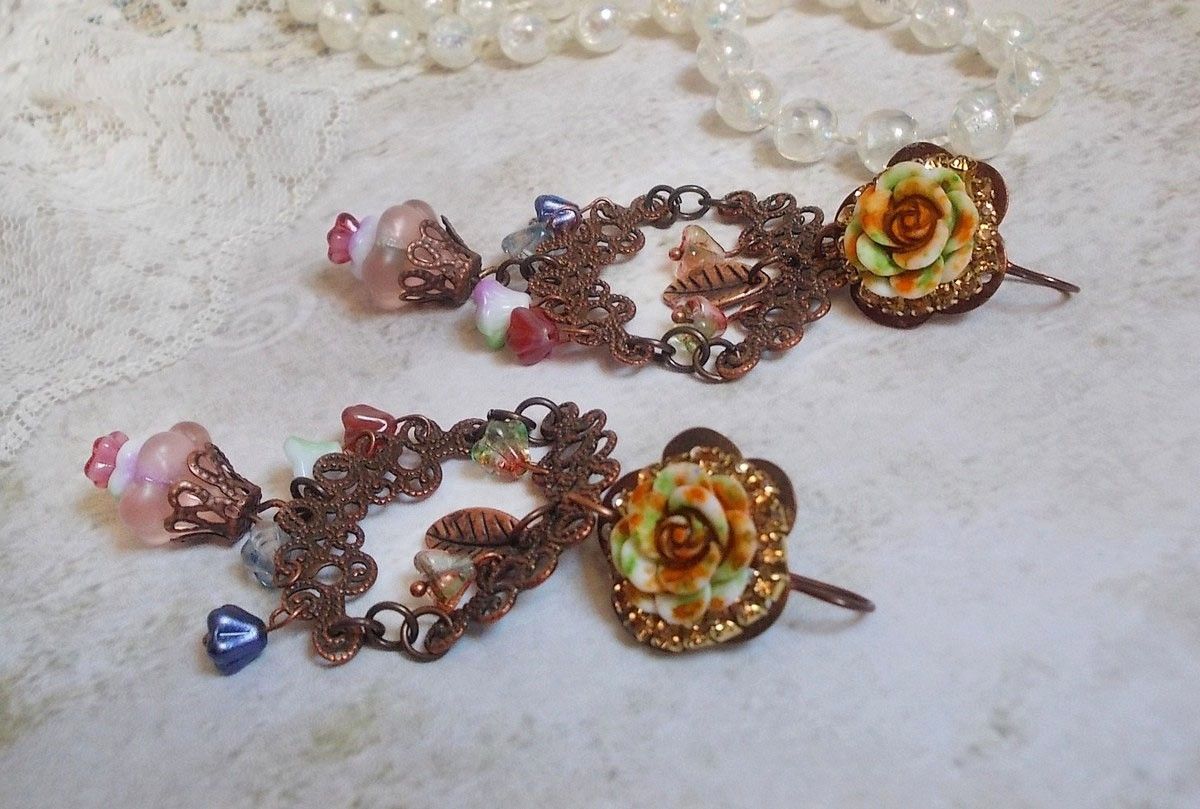 BO French Flowers skapt med klokkeblomster, klokkeblomster, roser og tilbehør i Aged Copper