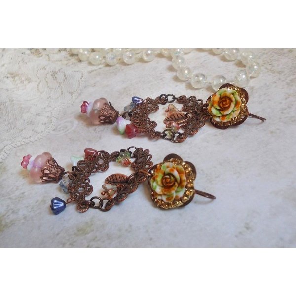 BO French Flowers skapt med klokkeblomster, klokkeblomster, roser og tilbeh&oslash;r i Aged Copper