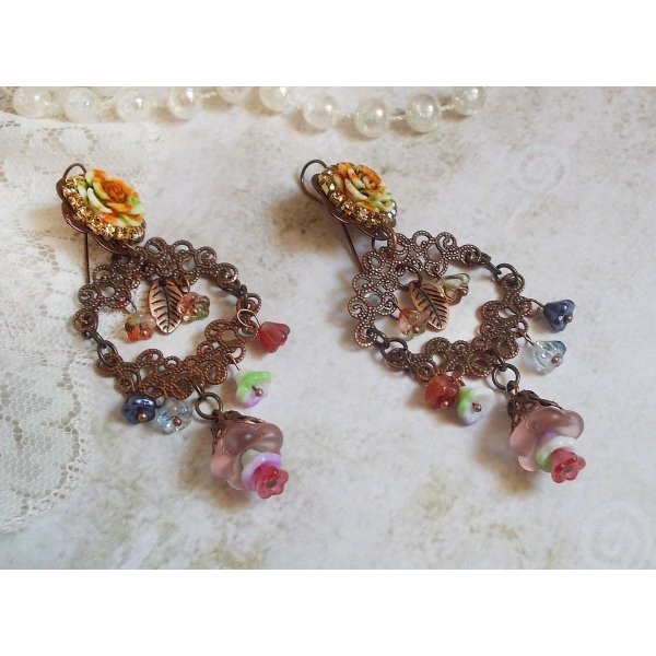 BO French Flowers skapt med klokkeblomster, klokkeblomster, roser og tilbeh&oslash;r i Aged Copper