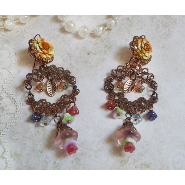 BO French Flowers skapt med klokkeblomster, klokkeblomster, roser og tilbeh&oslash;r i Aged Copper