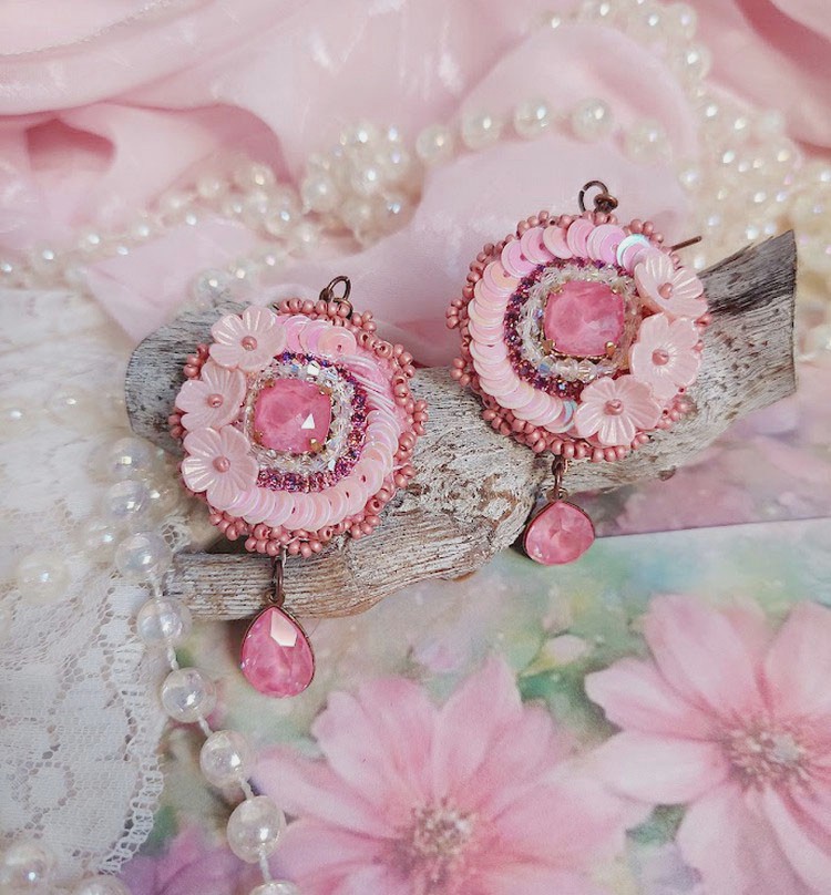 BO Dahlia brod&eacute;es avec sequins, fleurs acryliques, rocailles verres et perles Cristal Swarovski