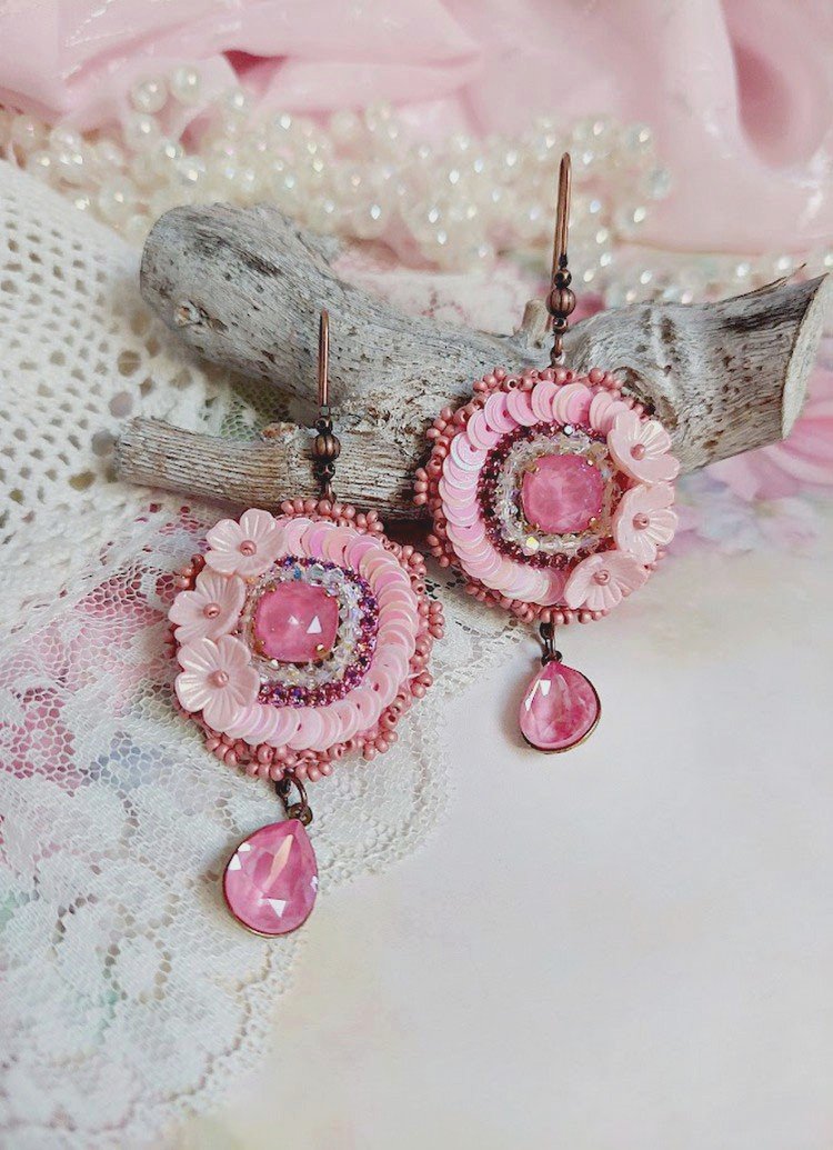 BO Dahlia brod&eacute;es avec sequins, fleurs acryliques, rocailles verres et perles Cristal Swarovski