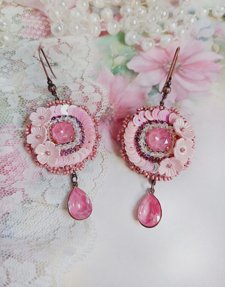 BO Dahlia brod&eacute;es avec sequins, fleurs acryliques, rocailles verres et perles Cristal Swarovski