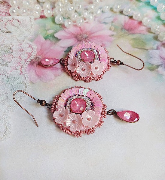 BO Dahlia brod&eacute;es avec sequins, fleurs acryliques, rocailles verres et perles Cristal Swarovski