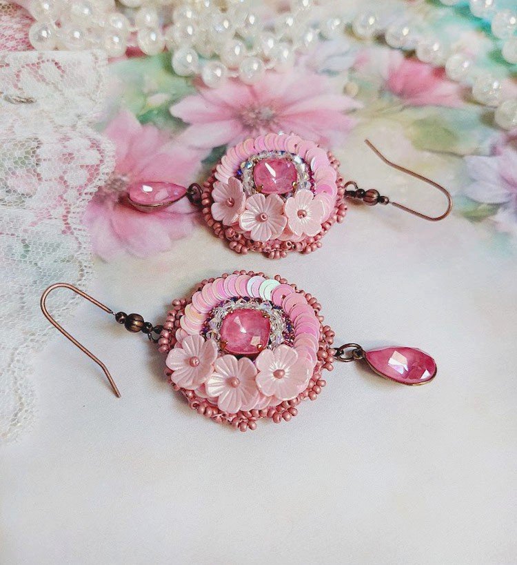 BO Dahlia brod&eacute;es avec sequins, fleurs acryliques, rocailles verres et perles Cristal Swarovski