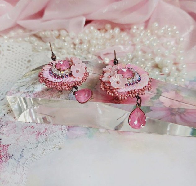 BO Dahlia brod&eacute;es avec sequins, fleurs acryliques, rocailles verres et perles Cristal Swarovski