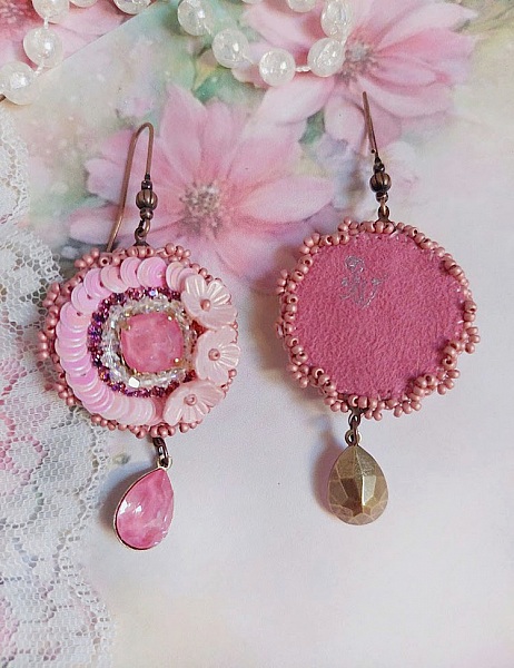 BO Dahlia brod&eacute;es avec sequins, fleurs acryliques, rocailles verres et perles Cristal Swarovski