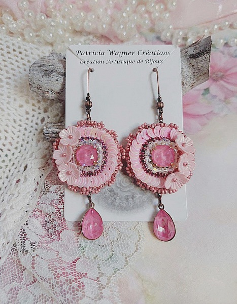 BO Dahlia brod&eacute;es avec sequins, fleurs acryliques, rocailles verres et perles Cristal Swarovski