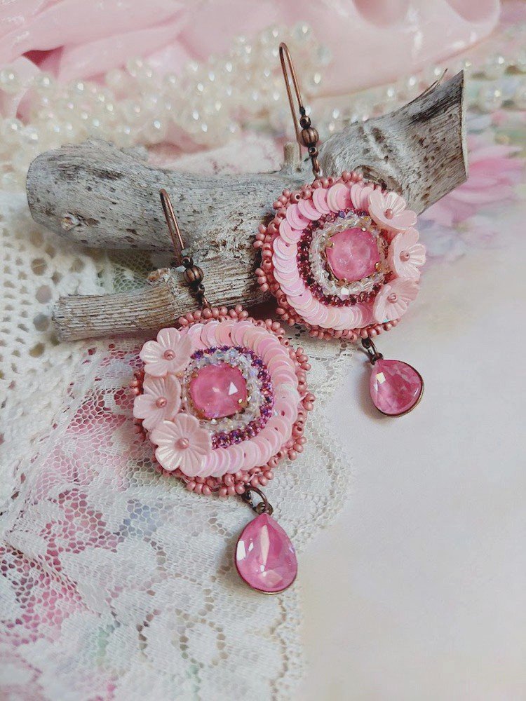 BO Dahlia brod&eacute;es avec sequins, fleurs acryliques, rocailles verres et perles Cristal Swarovski