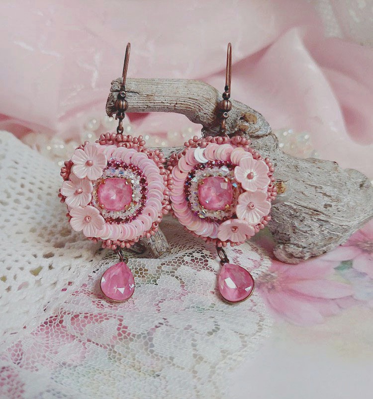 BO Dahlia brod&eacute;es avec sequins, fleurs acryliques, rocailles verres et perles Cristal Swarovski