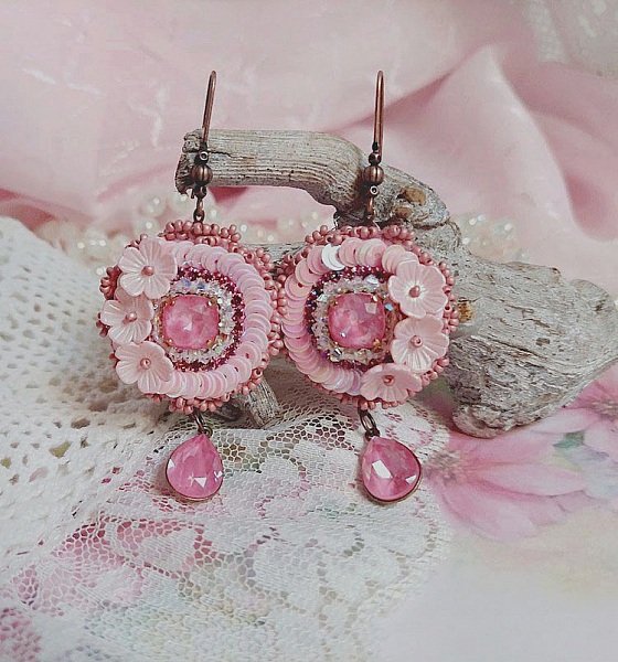 BO Dahlia brod&eacute;es avec sequins, fleurs acryliques, rocailles verres et perles Cristal Swarovski