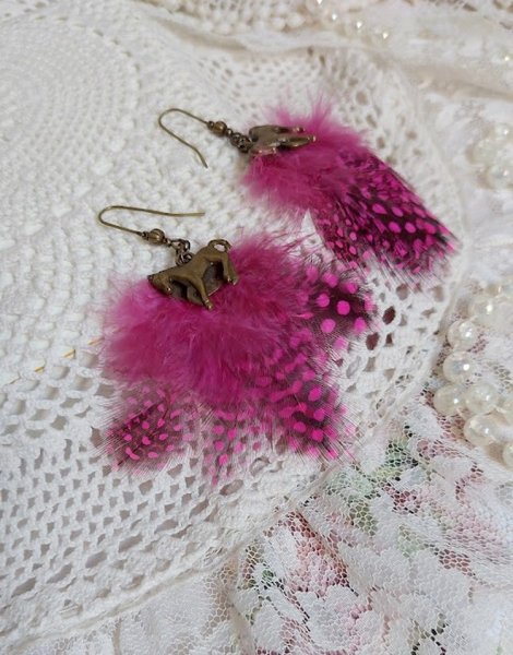 BO Danse avec les Plumes mont&eacute;es avec plumes de pintade, breloques cheval et clous d&rsquo;oreilles laiton