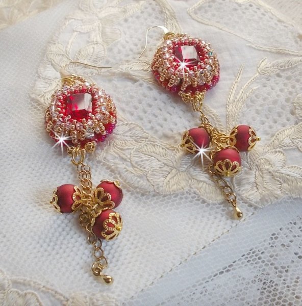 BO Nous Two brodert med Swarovskikrystall cabochoner og perler, 14 karat gull Fylte ørekroker