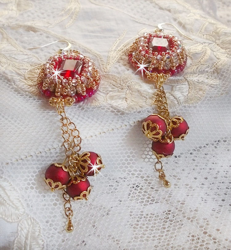 BO Nous Two brodert med Swarovskikrystall cabochoner og perler, 14 karat gull Fylte ørekroker