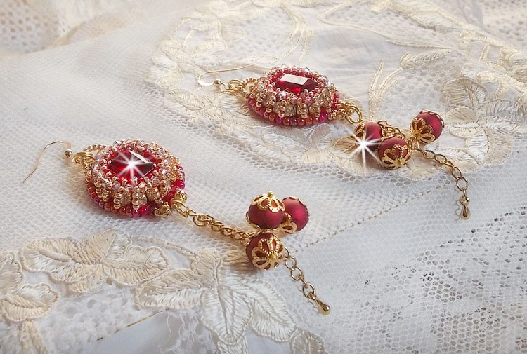 BO Nous Two brodert med Swarovskikrystall cabochoner og perler, 14 karat gull Fylte ørekroker