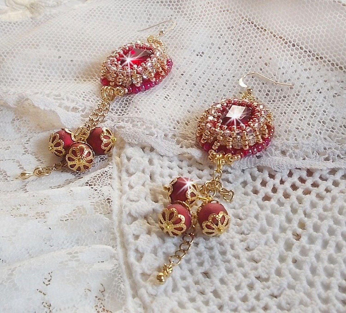 BO Nous Two brodert med Swarovskikrystall cabochoner og perler, 14 karat gull Fylte ørekroker