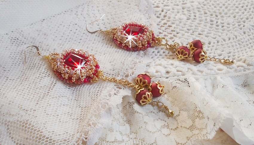 BO Nous Two brodert med Swarovskikrystall cabochoner og perler, 14 karat gull Fylte ørekroker
