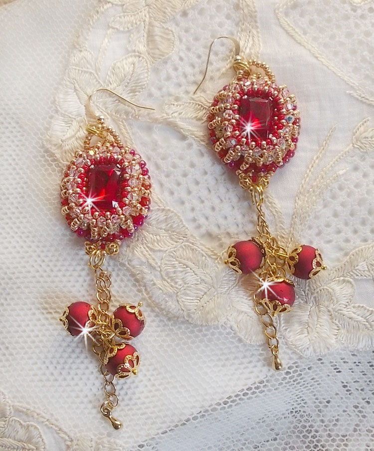 BO Nous Two brodert med Swarovskikrystall cabochoner og perler, 14 karat gull Fylte ørekroker