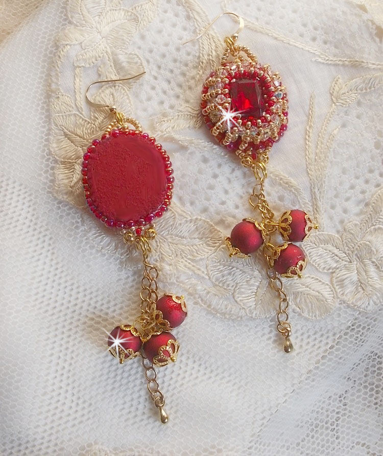 BO Nous Two brodert med Swarovskikrystall cabochoner og perler, 14 karat gull Fylte ørekroker