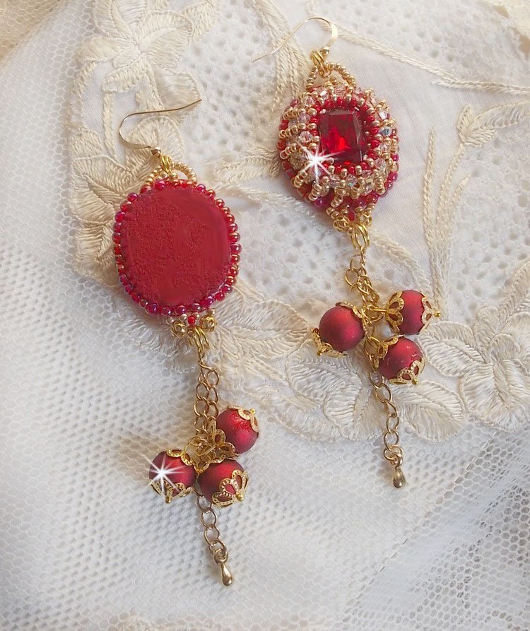 BO Nous Two brodert med Swarovskikrystall cabochoner og perler, 14 karat gull Fylte ørekroker
