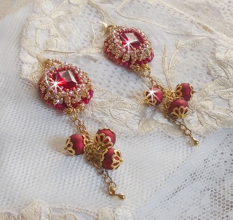 BO Nous Two brodert med Swarovskikrystall cabochoner og perler, 14 karat gull Fylte ørekroker