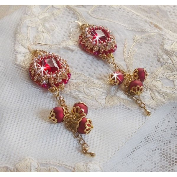 BO Nous Two brodert med Swarovskikrystall cabochoner og perler, 14 karat gull Fylte ørekroker