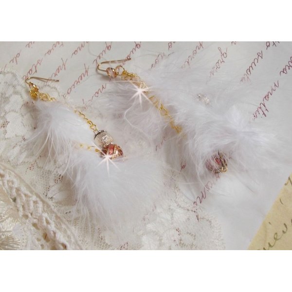 Myk hvit gyllen BO laget med b&oslash;hmiske indiske fj&aelig;r