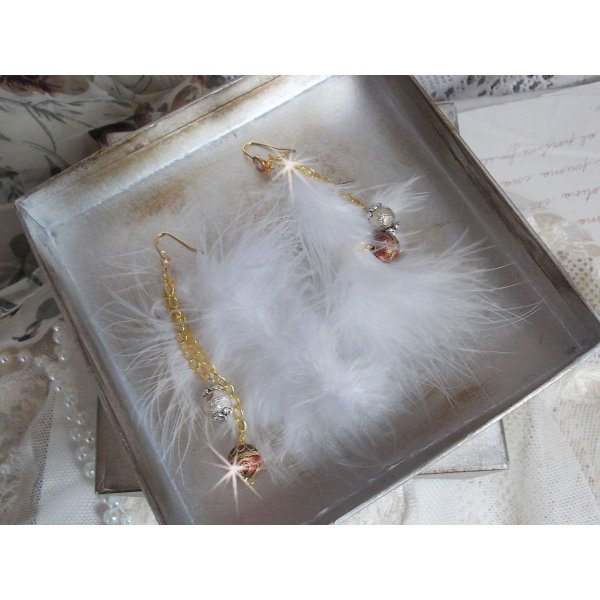 Myk hvit gyllen BO laget med b&oslash;hmiske indiske fj&aelig;r