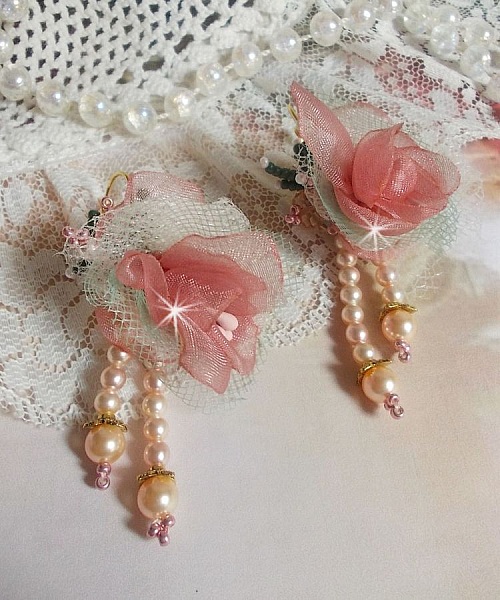 BO Douceur Poudr&eacute;e laget med organzab&aring;nd, tyll, Swarovski-krystaller, b&oslash;hmiske glassperler og rocailler.