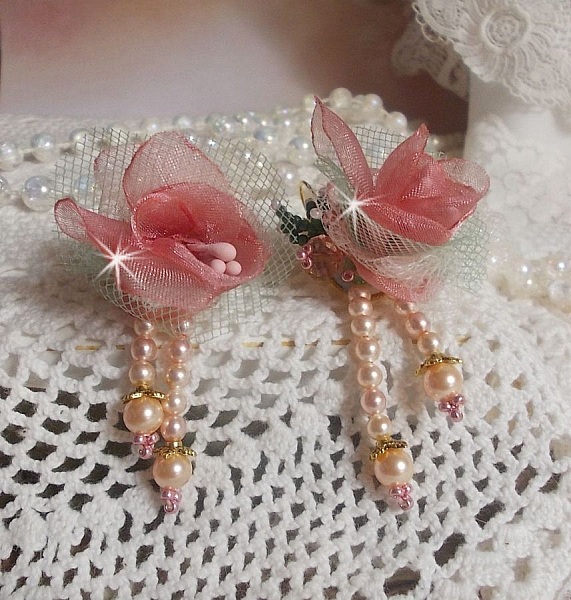 BO Douceur Poudr&eacute;e laget med organzab&aring;nd, tyll, Swarovski-krystaller, b&oslash;hmiske glassperler og rocailler.