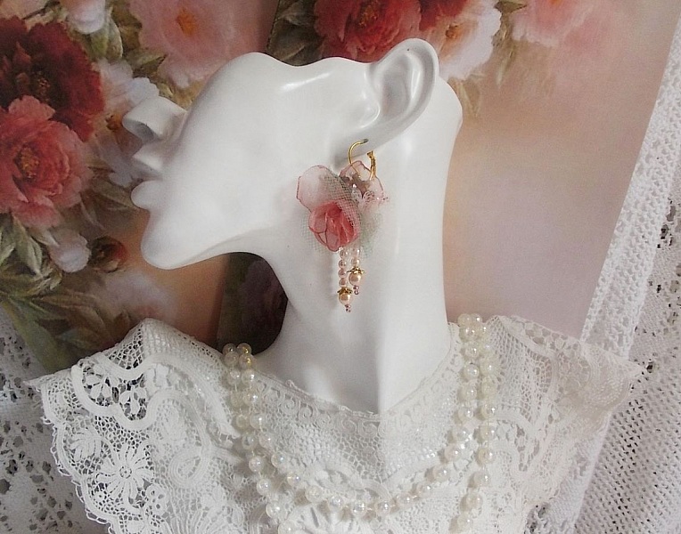 BO Douceur Poudr&eacute;e laget med organzab&aring;nd, tyll, Swarovski-krystaller, b&oslash;hmiske glassperler og rocailler.