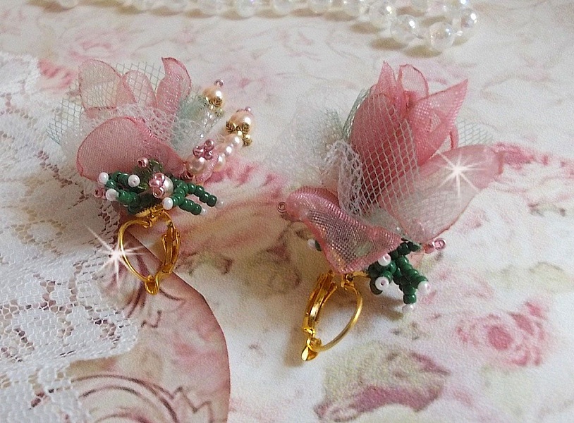 BO Douceur Poudr&eacute;e laget med organzab&aring;nd, tyll, Swarovski-krystaller, b&oslash;hmiske glassperler og rocailler.