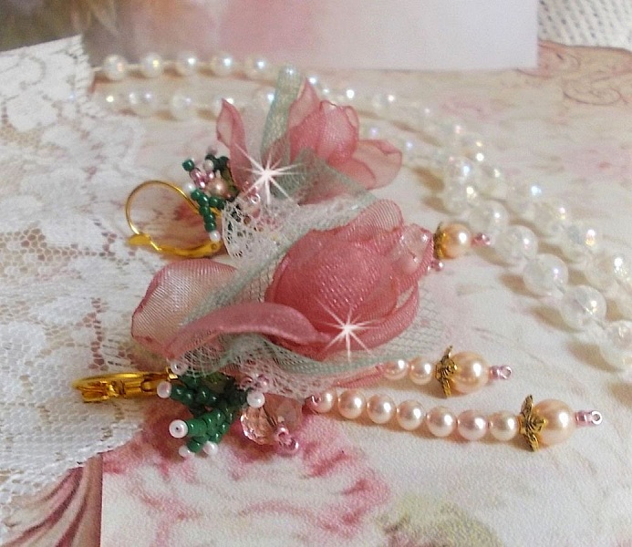 BO Douceur Poudr&eacute;e laget med organzab&aring;nd, tyll, Swarovski-krystaller, b&oslash;hmiske glassperler og rocailler.