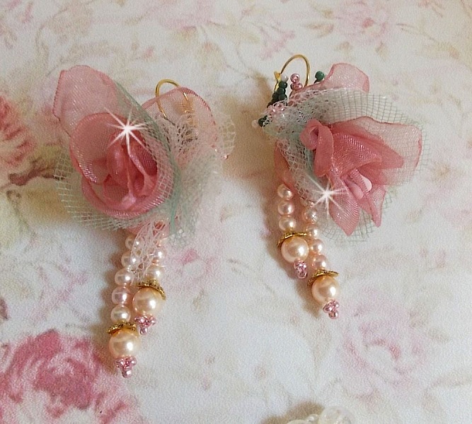 BO Douceur Poudr&eacute;e laget med organzab&aring;nd, tyll, Swarovski-krystaller, b&oslash;hmiske glassperler og rocailler.