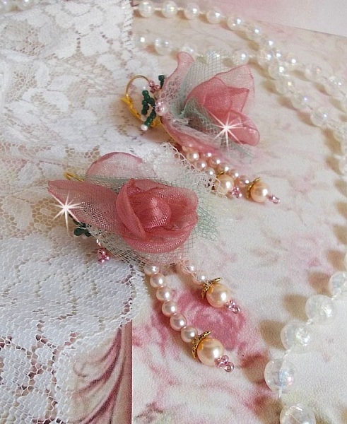 BO Douceur Poudr&eacute;e laget med organzab&aring;nd, tyll, Swarovski-krystaller, b&oslash;hmiske glassperler og rocailler.