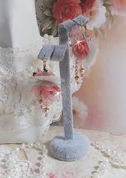 BO Douceur Poudr&eacute;e laget med organzab&aring;nd, tyll, Swarovski-krystaller, b&oslash;hmiske glassperler og rocailler.