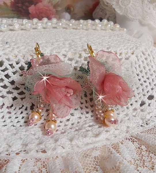 BO Douceur Poudr&eacute;e laget med organzab&aring;nd, tyll, Swarovski-krystaller, b&oslash;hmiske glassperler og rocailler.