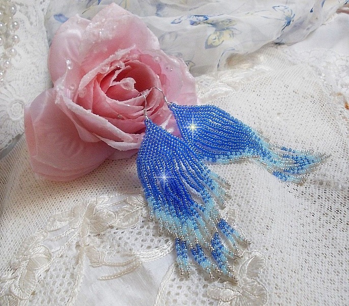 BO Soft Blue Dreams laget med kvalitetsperler i Sapphire Blue, Sky Blue og Silver med 925/1000 s&oslash;lv &oslash;rekroker.