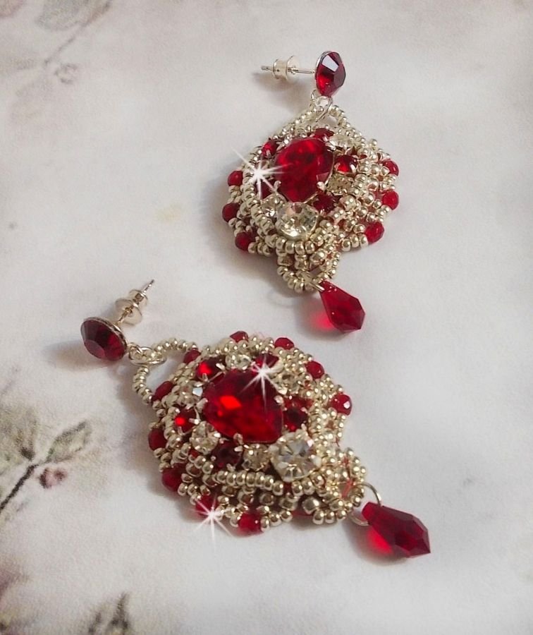 BO Drigon Red brodert med Swarovski krystall Siam cabochons, rammer, sølv seed perler og 925/1000 sølv sommerfugl øredobber