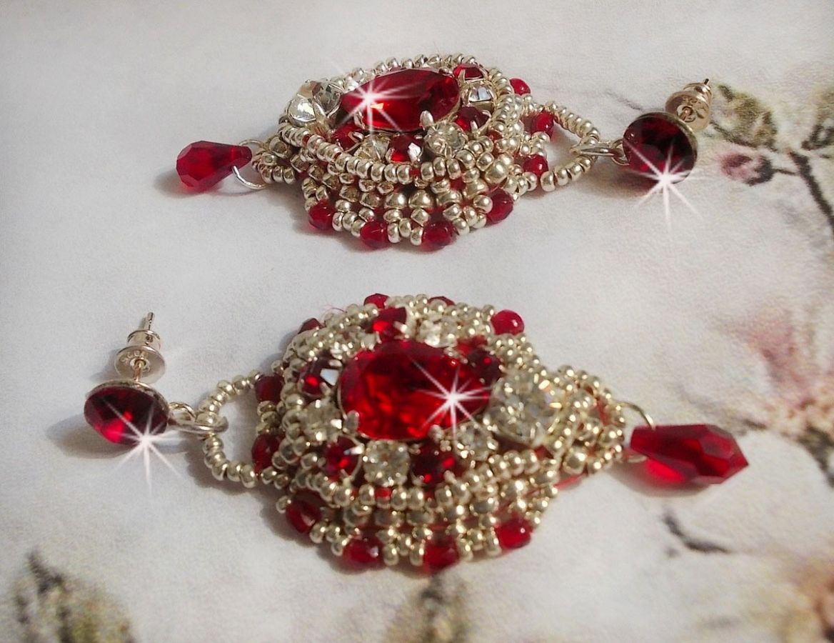 BO Drigon Red brodert med Swarovski krystall Siam cabochons, rammer, sølv seed perler og 925/1000 sølv sommerfugl øredobber
